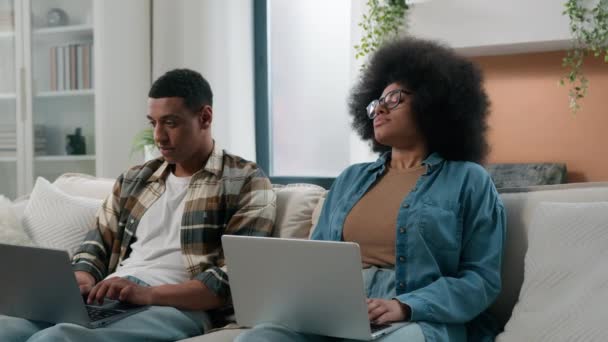 悲伤寂寞的非洲裔美国女人的妻子需要关注丈夫 男人上网成瘾的男人玩电子游戏 上网成瘾的夫妻在家里用两台电脑呼救问题夫妇 — 图库视频影像