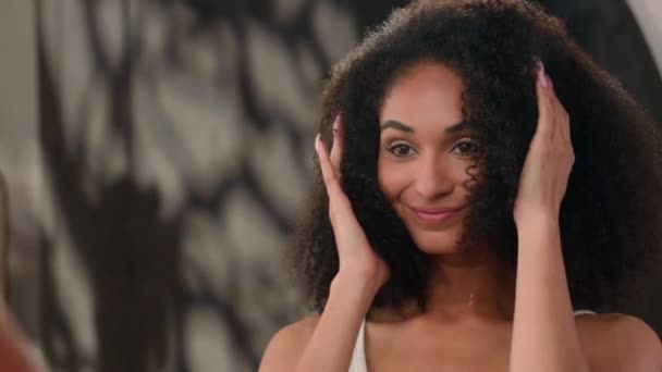 Ayna Yansıması Güzel Afro Amerikalı Kadın Kadın Kıvırcık Saçlar Saç — Stok video