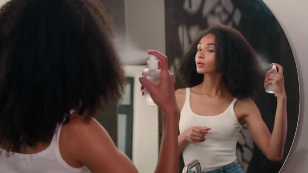 화장실에 아프리카계 미국인 화려한 머리카락에 아름다움 정전기 화장품에 스프레이를 — 비디오