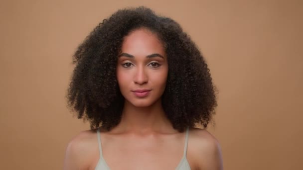 Ritratto Studio Sfondo Beige Pubblicizzare Bella Donna Afro Americana Rivolgono — Video Stock