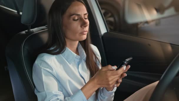 Endişeli Endişeli Beyaz Kadın Şoför Arabada Oturan Kadını Araba Içinde — Stok video