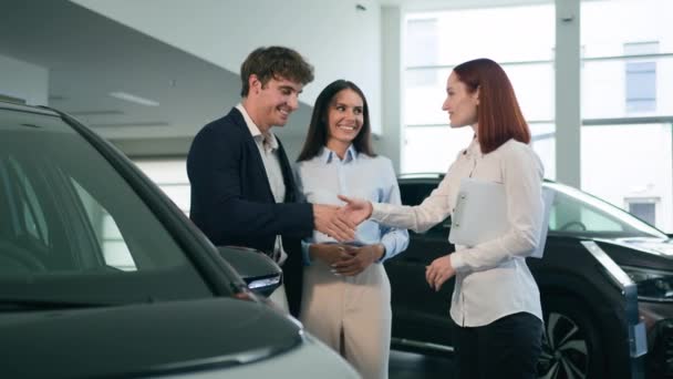 Kaukaski Para Klienci Kupujący Zawrzeć Umowę Kupić Zakup Nowego Samochodu — Wideo stockowe