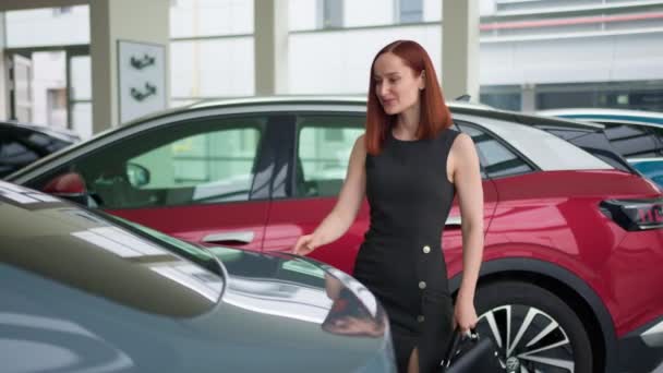 Καυκάσια Γυναίκα Πελάτης Επιλέγουν Αυτοκίνητο Κορίτσι Αγοραστή Αγοράζουν Νέο Αυτοκίνητο — Αρχείο Βίντεο