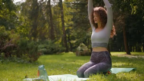 Femme Caucasienne Assise Sur Tapis Yoga Fitness Matin Dans Parc — Video