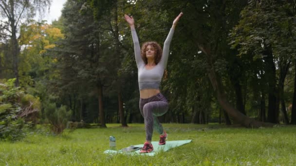 Blanke Vrouw Staande Longe Fitness Oefening Sport Gezondheid Gewoonte Evenwicht — Stockvideo