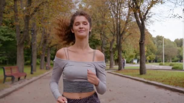 白种人快乐漂亮的慢跑者女跑步者独自跑在公园里减肥在早上锻炼健美的女人在户外运动在公园锻炼健美跑 — 图库视频影像