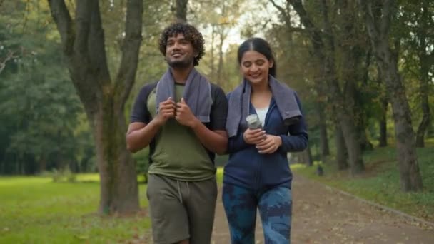 在自然公园的室外 印度阿拉伯夫妇的朋友 散步聊天 跑步后休息 跑步训练 少数民族 运动员 赛跑者 运动员 运动员 — 图库视频影像