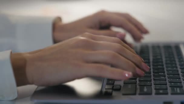 클로즈업 사무실 노동자 사용자 비즈니스 손가락 컴퓨터 Pc를 노트북을 온라인 — 비디오