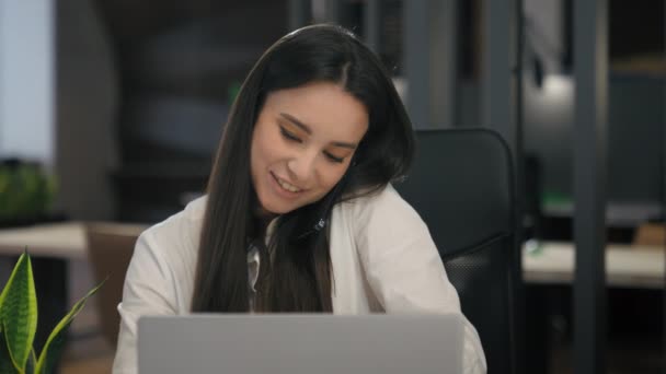 Χαμογελαστός Χαρούμενος Φιλικός Καυκάσιος Επιχειρηματίας Κορίτσι Υπάλληλος Γραφείου Δακτυλογράφηση Laptop — Αρχείο Βίντεο