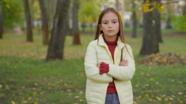Sonbahar parkında yalnız başına yapılan bir portre, üzgün, kendine güvenen, çocuk, çocuk, çocuk, talebe kameraların karşısında duran öğrenciyi gücendirdi.