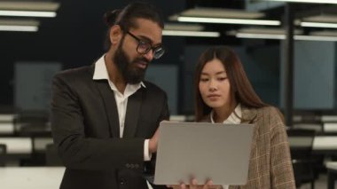 Çeşitli çok ırklı iş arkadaşları ofiste yeni bir online dizüstü bilgisayar projesini tartışıyorlar. Hint Arap iş adamı akıl hocası Asyalı Koreli iş kadını ortak müşteriye danışmanlık yapıyor.