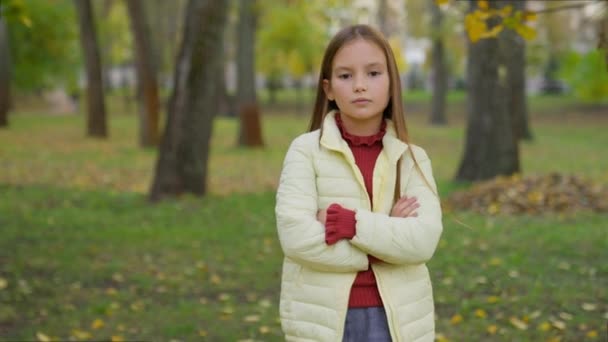Porträtt Höstparken Utomhus Ensam Förolämpade Ledsen Allvarlig Säker Vit Barn — Stockvideo