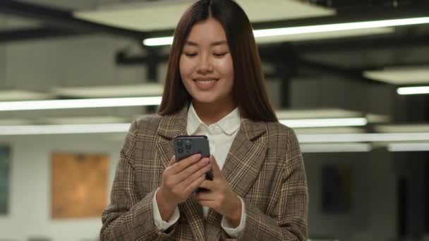 ハッピーアジアのビジネスウーマン学生少女 ポジティブ笑顔ビジネス女性 韓国人女性 日本人オフィスワーカーマネージャー ユーザー中国人女性雇用主笑顔 携帯電話アプリチャット オンラインスマートフォン — ストック動画