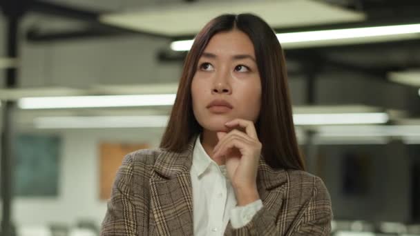 在办公室的亚洲女孩韩国女商人中国女商人日本女经理学生在室内混乱的沉思思维混乱的想法解开难题的解决方案 — 图库视频影像