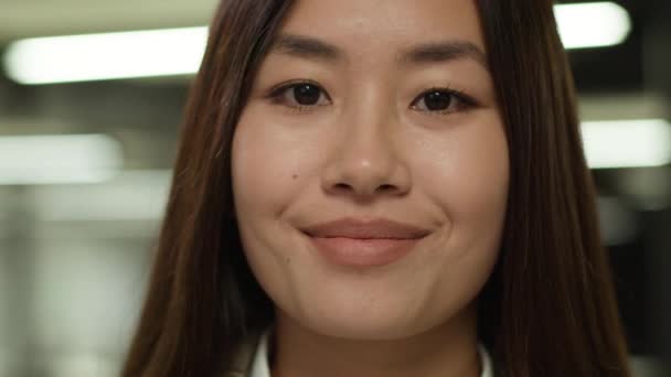ポートレートヘッドショットを閉じる アジア 微笑む 20代の若いモデル ガールフレンド ビジネス 韓国ガール 日本語 日本語 マレーシアの顔 — ストック動画