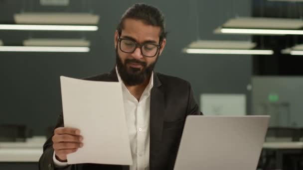 Serious Arabian Businessman Indian Business Man Guy Checking Corporate Paperwork — Vídeos de Stock