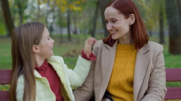 Glückliche Kaukasische Mutter Mit Tochter Familie Kind Mädchen Adoptiert Entzückende — Stockvideo