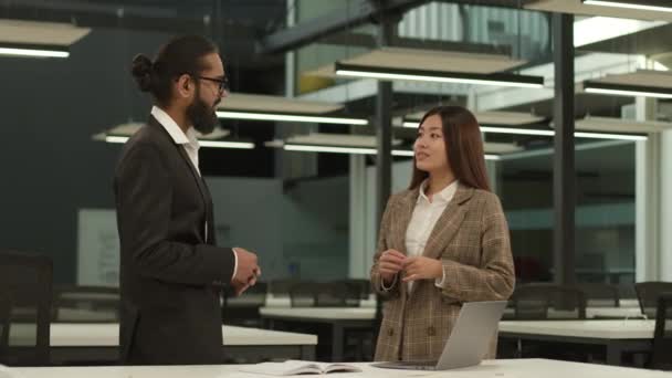 Millennial Teamkollegen Asiatische Geschäftsfrau Indischer Geschäftsmann Koreanische Arabische Geschäftskollegen Partner — Stockvideo