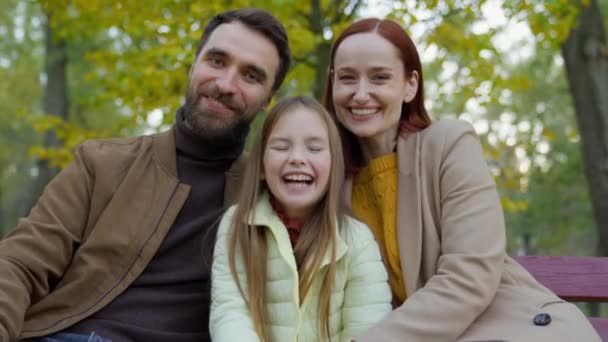 Счастливая Кавказская Семья Родители Мать Отец Дочь Дочь Ребенок Девочка — стоковое видео