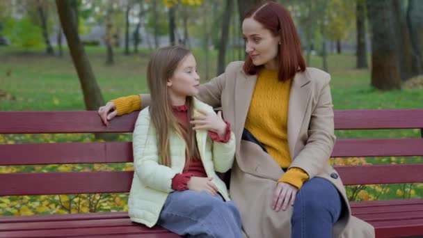 Kaukasiska Kvinna Mamma Mamma Talar Med Barn Flicka Dotter Tonåring — Stockvideo
