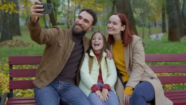Heureux Caucasien Couple Parents Mère Père Peu Mignon Fille Enfant — Video