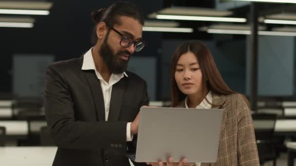 Diverse Multiracial Kolegové Business People Office Discusing New Online Laptop — Stock video