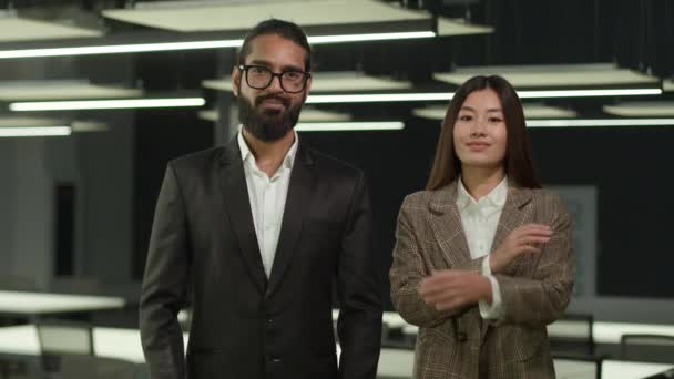 Orang Orang Bisnis Multietnis Berdiri Kantor Kerja Tim Dua Rekan — Stok Video
