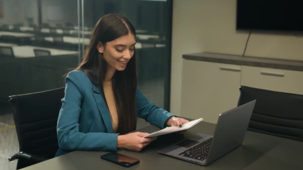 Indiana Sorrindo Mulher Negócios Falando Com Laptop Computador Web Câmera — Vídeo de Stock