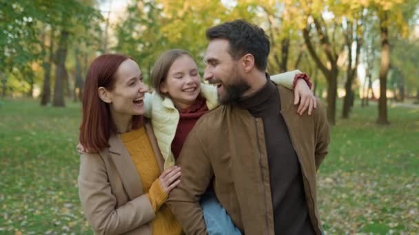 Happy Caucasian Familie Ouders Met Dochter Vakantie Weekend Park Herfst — Stockvideo