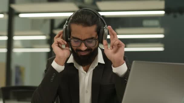 Indischer Geschäftsmann Büroarbeitsplatz Pause Pause Erholung Erholsam Glücklich Arabischer Geschäftsmann — Stockvideo