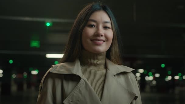女性の肖像画豪華なアジアの民族女性 幸せなエレガントなビジネスマンの自動車所有者 駐車場の地下に笑顔中国の韓国東洋の少女ビジネス女性 カメラの笑顔を見る — ストック動画