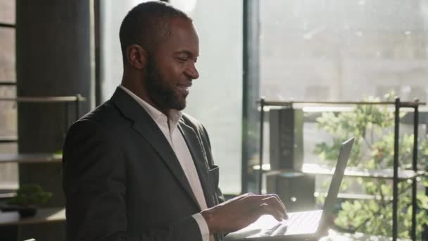 Старший Чоловік Афроамериканський Етнічний Бізнесмен Стоїть Корпоративному Офісі Ноутбуком Сонячних — стокове відео