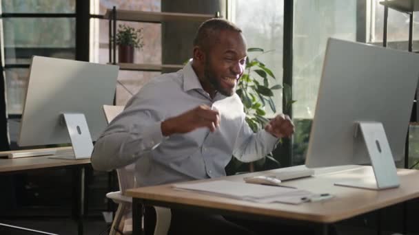Başarısı Afrikalı Amerikalı Etnik Adam Mutlu Yaşlarda Güneşli Ofiste Çalışan — Stok video