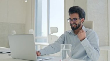 Mutlu Arap adam Hintli Müslüman işadamı profesyonel yönetici ofis çalışanı bilgisayar şaşkına döndü iş başarısını online zaferi kutladı harika mutluluğu