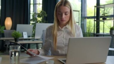Kafkas kız iş kadını yönetici ofis çalışanı iş kadını analist evraklarla çalışan sigorta evrakları kontrol kağıtları yazan finansal bütçe arama veri bilgisayarı projesini yöneten
