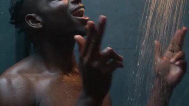 Kapan Afrikalı Amerikalı adam mutlu etnik milenyum çocuğu duşta en sevdiği şarkıyı söylüyor sabah temizliğinin tadını çıkarıyor sıcak su yıkıyor rahatlıyor çıplak, neşeli, tasasız erkek banyoda temiz bir şekilde şarkı söylüyor.