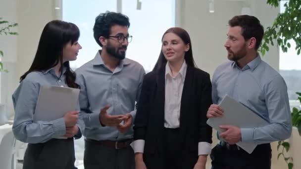 オフィスでのビジネスチームの肖像画 多様な男性 女性同僚 多種多様な同僚 幸せな笑顔のビジネスウーマンとビジネスマン 企業の従業員のパートナー 一緒にポーズするカメラを見ている — ストック動画
