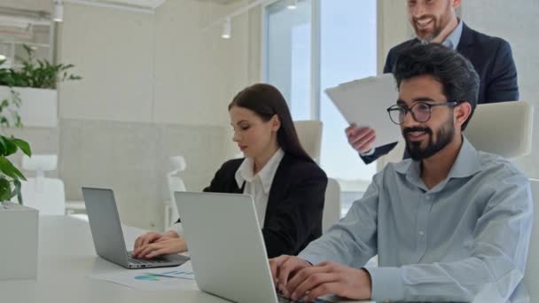 Vállalati Munka Multiracionális Munkatársak Férfi Gépelés Laptopok Irodában Boldog Üzletember — Stock videók