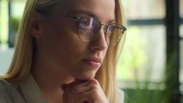 Close Headshot Caucasian Woman Young 20S Gen Student Eyeglasses Female — Vídeos de Stock