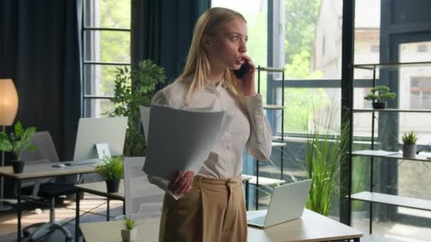 Stresli Kızgın Kafkasyalı Kadını Ofisteki Telefon Konuşmaları Sinirlenmiş Patron Kadını — Stok video
