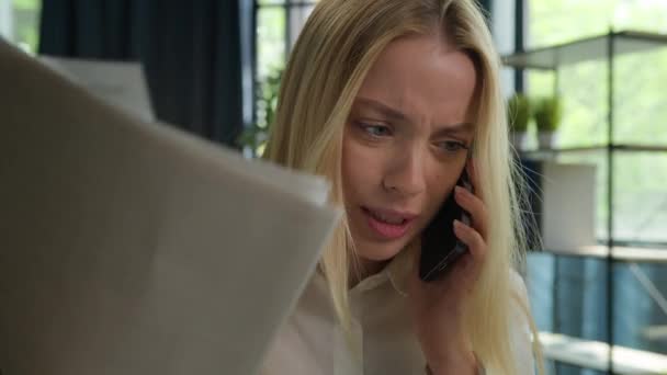 Irritado Raiva Estressado Caucasiano Empresário Mulher Louca Irritado Grito Telefone — Vídeo de Stock