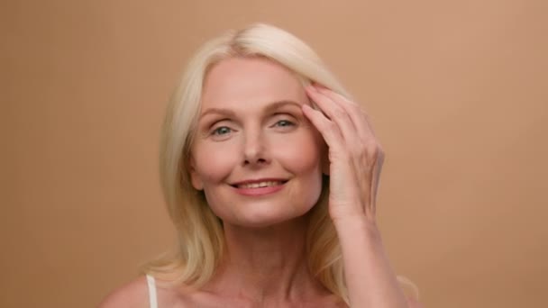 Zblízka Portrét Studiu Krásná Starší Žena Běloška Model Dotýkat Měkké — Stock video