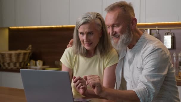 Счастливая Семья Пожилая Пара Помощью Ноутбука Компьютер Заказывающий Доставку Продуктов — стоковое видео