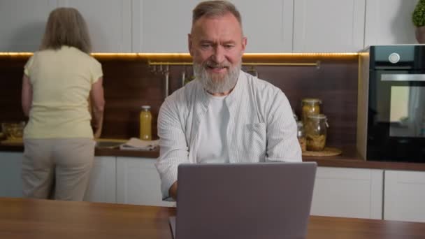 Glimlachende Blanke Man Gepensioneerde Volwassen Middelbare Leeftijd Zakenman Typen Laptop — Stockvideo