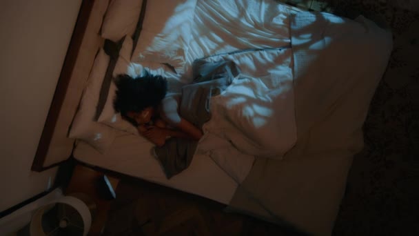 Sonolento Jovem Afro Americano Menina Dormindo Mulher Cama Noite Casa — Vídeo de Stock