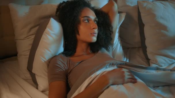 心烦意乱的非洲裔美国年轻女子试图在卧室里睡觉失眠 在不舒服的床垫里辗转反侧 睡眠不足 睡眠不足 睡眠不足 — 图库视频影像