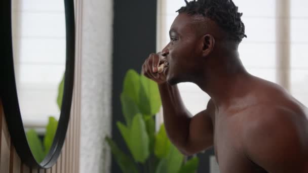 Afroamerikanisch Ethnischer Mann Badezimmer Zähne Putzen Mit Zahnbürste Zahnpasta Blick — Stockvideo