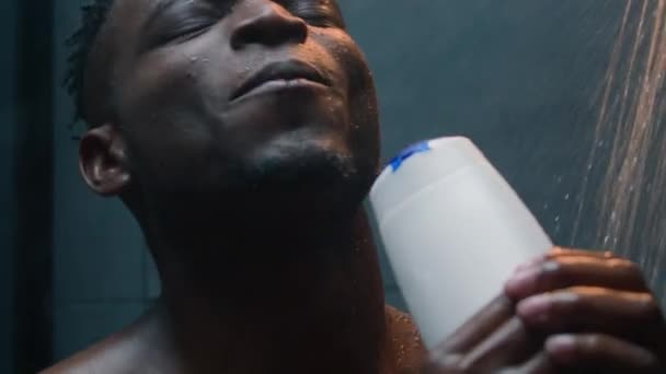 Close Shot African American Man Wet Take Shower Sing Song — Stok Video