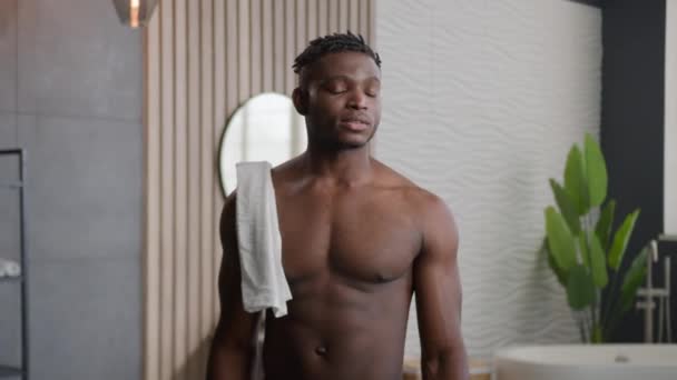 Glad Afrikansk Amerikansk Etnisk Man Ler Skjorta Muskel Hane Med — Stockvideo