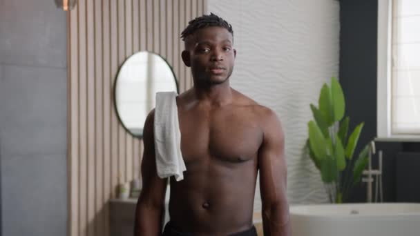 Afroamericano Desnudo Desnudo Hombre Serio Fuerte Chico Millennial Cuarto Baño — Vídeos de Stock